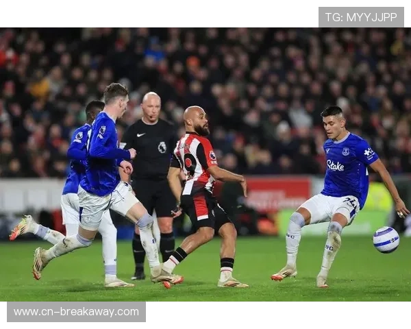 布伦特福德1-0十人维拉，长传战术助球队爆冷取胜